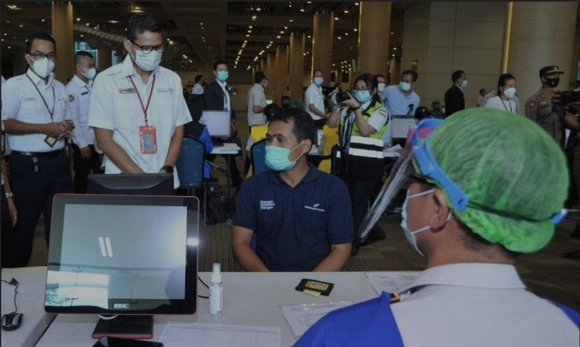 podiumnews.com-Menparekraf Tinjau Vaksinasi Petugas Bandara Bali